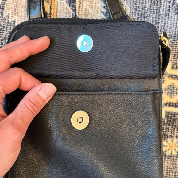 Vintage Fossil Women’s Black 100% Genuine Leather Crossbody Purse - Picture 4 of 16